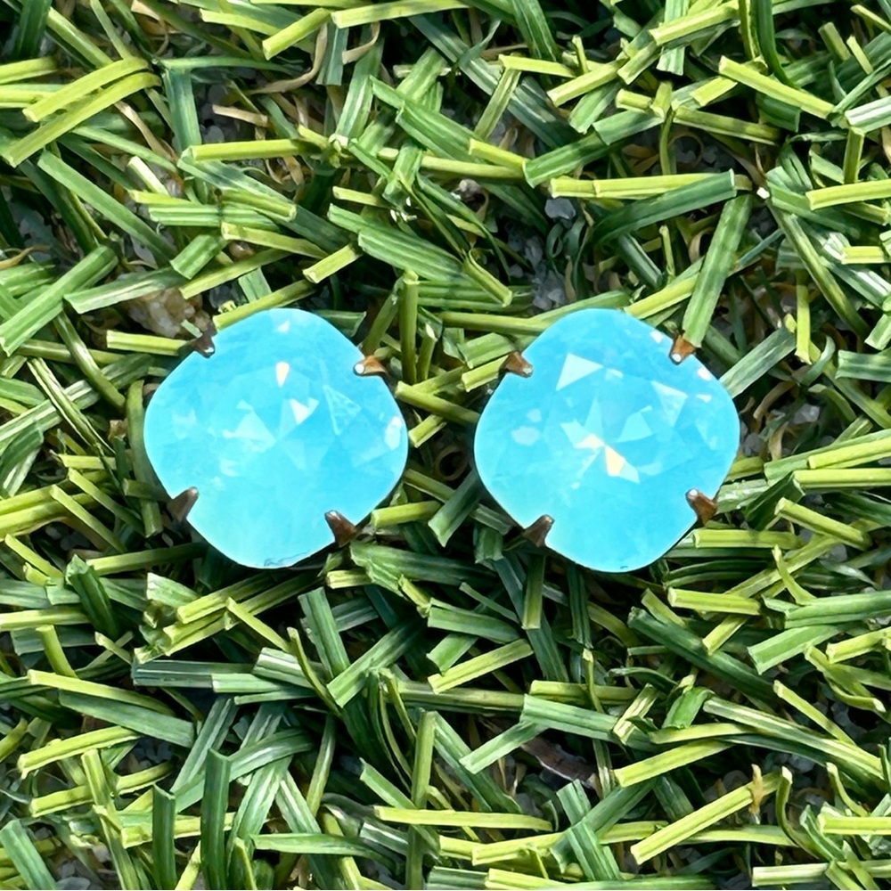 ✨Caribbean turquoise colored water in an earring! Iridescent & faceted posts